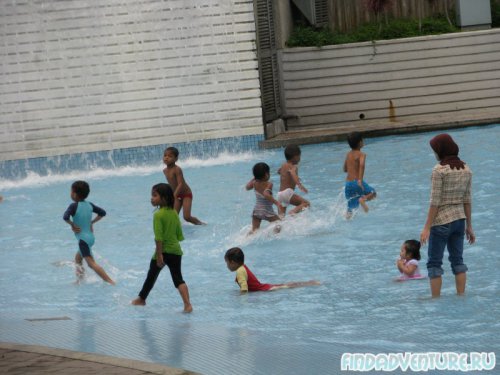 Детки и бассейн 2